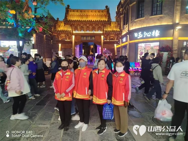 忻州市文旅志愿者为忻州古城默默奉献全天候在古城化成古城管家为游客解答所提问题 - 第3张 - 山西公益人 忻州市文旅志愿者为忻州古城默默奉献全天候在古城化成古城管家为游客解答所提问题 - 第3张