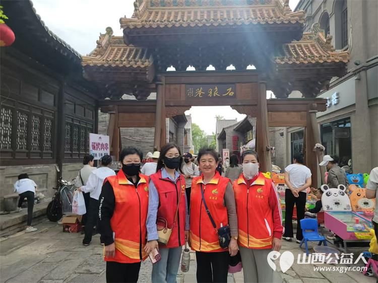 忻州市文旅志愿者为忻州古城默默奉献全天候在古城化成古城管家为游客解答所提问题 - 第2张 - 山西公益人 忻州市文旅志愿者为忻州古城默默奉献全天候在古城化成古城管家为游客解答所提问题 - 第2张