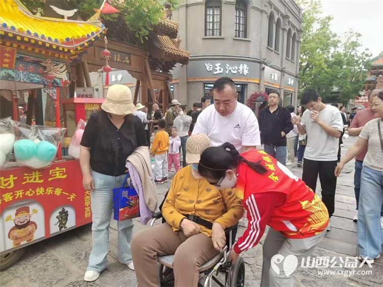 忻州市文旅志愿者为忻州古城默默奉献全天候在古城化成古城管家为游客解答所提问题 - 第7张 - 山西公益人 忻州市文旅志愿者为忻州古城默默奉献全天候在古城化成古城管家为游客解答所提问题 - 第7张