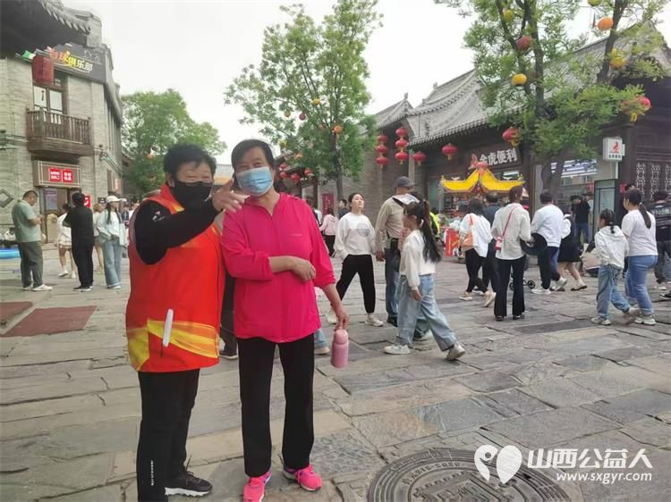 忻州市文旅志愿者为忻州古城默默奉献全天候在古城化成古城管家为游客解答所提问题 - 第4张 - 山西公益人 忻州市文旅志愿者为忻州古城默默奉献全天候在古城化成古城管家为游客解答所提问题 - 第4张
