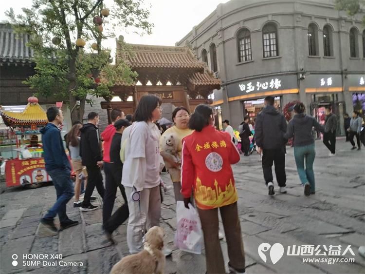 忻州市文旅志愿者为忻州古城默默奉献全天候在古城化成古城管家为游客解答所提问题 - 第8张 - 山西公益人 忻州市文旅志愿者为忻州古城默默奉献全天候在古城化成古城管家为游客解答所提问题 - 第8张