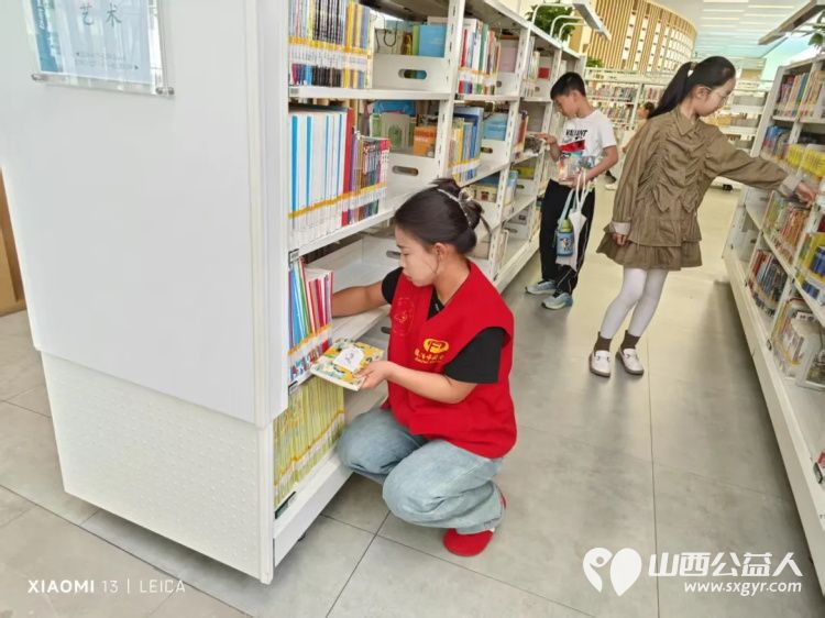 临汾市护苗爱心志愿服务队志愿者在临汾市图书馆做公益整理图书服务读者 - 第7张