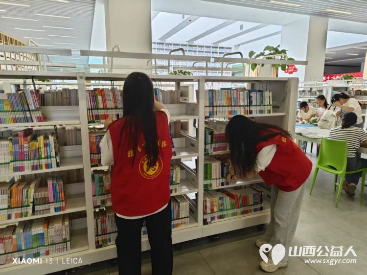 临汾市护苗爱心志愿服务队志愿者在临汾市图书馆做公益整理图书服务读者 - 第14张