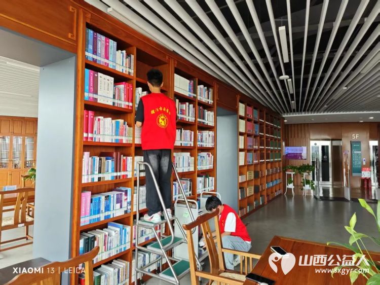 临汾市护苗爱心志愿服务队志愿者在临汾市图书馆做公益整理图书服务读者 - 第6张