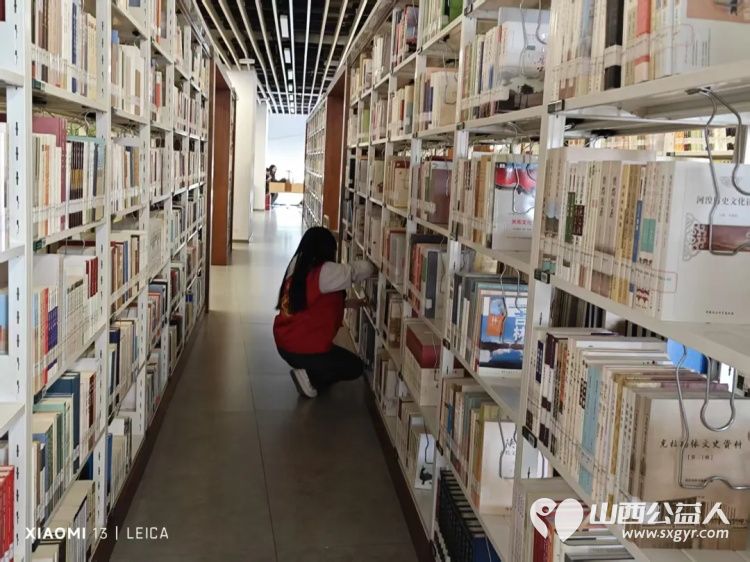 临汾市护苗爱心志愿服务队志愿者在临汾市图书馆做公益整理图书服务读者 - 第10张