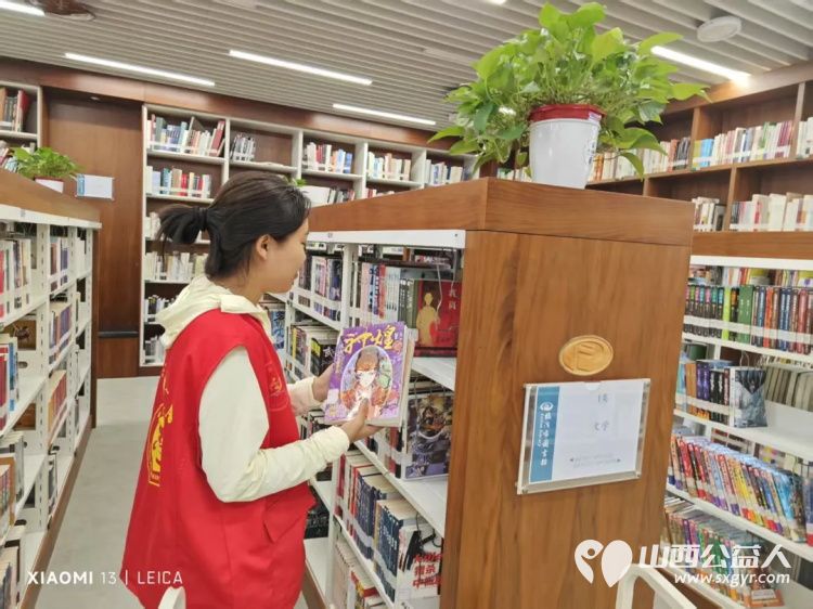 临汾市护苗爱心志愿服务队志愿者在临汾市图书馆做公益整理图书服务读者 - 第8张