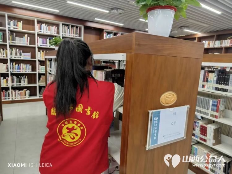临汾市护苗爱心志愿服务队志愿者在临汾市图书馆做公益整理图书服务读者 - 第12张