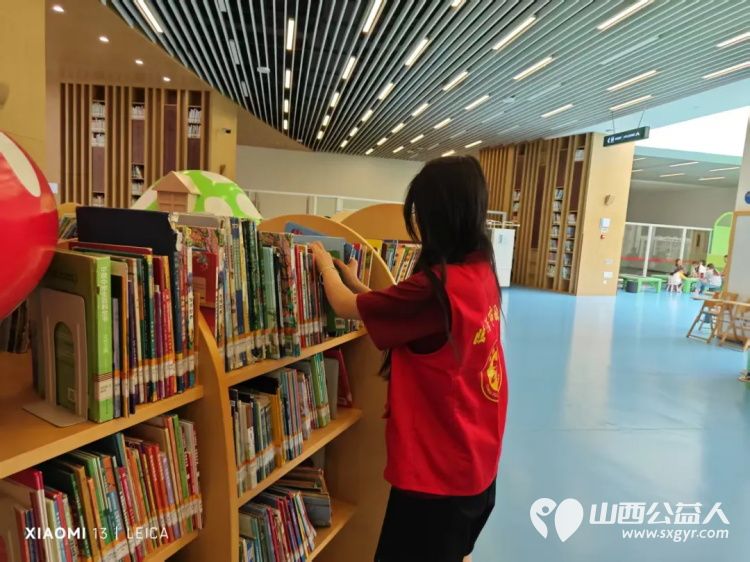 临汾市护苗爱心志愿服务队志愿者在临汾市图书馆做公益整理图书服务读者 - 第11张