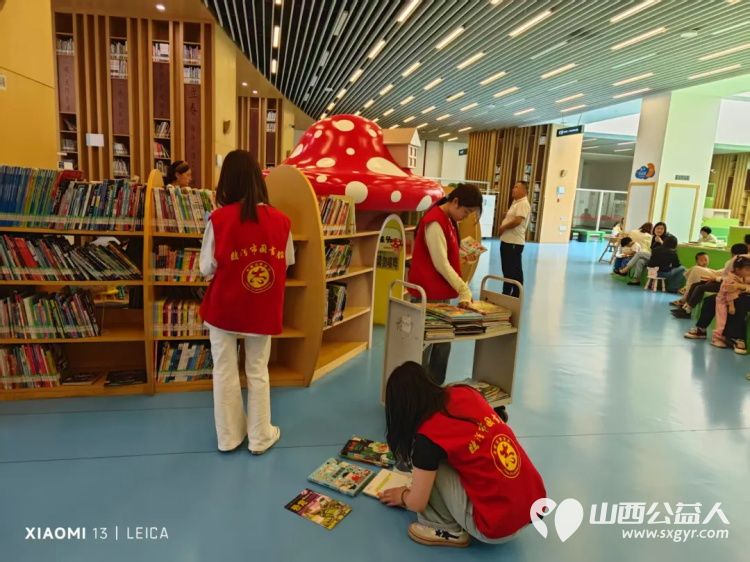 临汾市护苗爱心志愿服务队志愿者在临汾市图书馆做公益整理图书服务读者 - 第5张