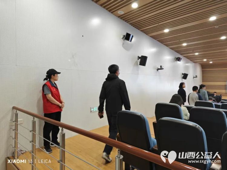 临汾市护苗爱心志愿服务队志愿者在临汾市图书馆做公益整理图书服务读者 - 第16张