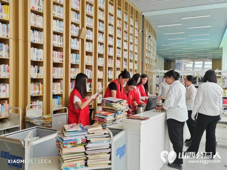 临汾市护苗爱心志愿服务队志愿者在临汾市图书馆做公益整理图书服务读者 - 第2张