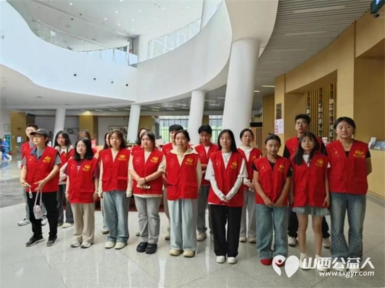 临汾市护苗爱心志愿服务队志愿者在临汾市图书馆做公益整理图书服务读者 - 第1张