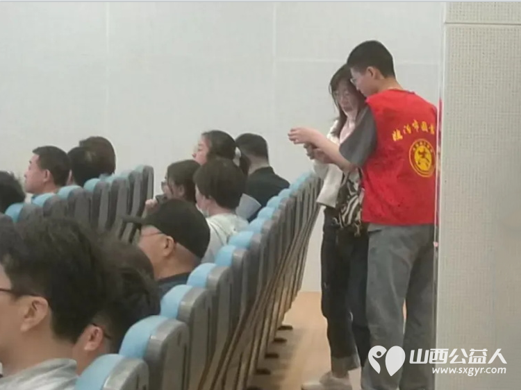 临汾市护苗爱心志愿服务队志愿者在临汾市图书馆做公益整理图书服务读者 - 第19张