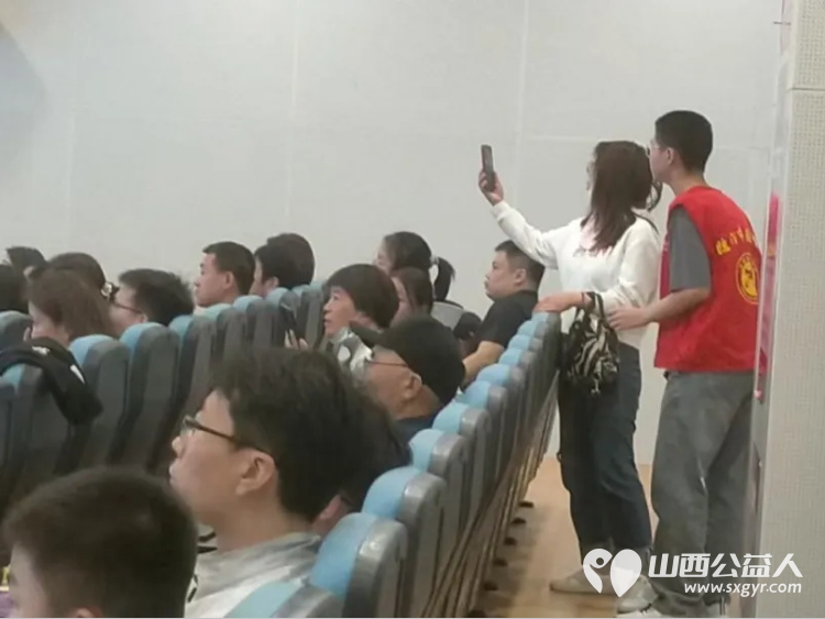 临汾市护苗爱心志愿服务队志愿者在临汾市图书馆做公益整理图书服务读者 - 第17张