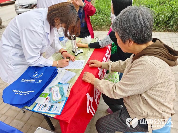志愿服务进社区健康活动暖人心——介休市敬老协会志愿者4月30日在西关街道金融路社区为老人们爱心理发义诊 - 第42张 - 山西公益人 志愿服务进社区健康活动暖人心——介休市敬老协会志愿者4月30日在西关街道金融路社区为老人们爱心理发义诊 - 第42张