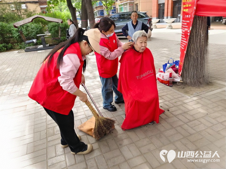 志愿服务进社区健康活动暖人心——介休市敬老协会志愿者4月30日在西关街道金融路社区为老人们爱心理发义诊 - 第51张 - 山西公益人 志愿服务进社区健康活动暖人心——介休市敬老协会志愿者4月30日在西关街道金融路社区为老人们爱心理发义诊 - 第51张