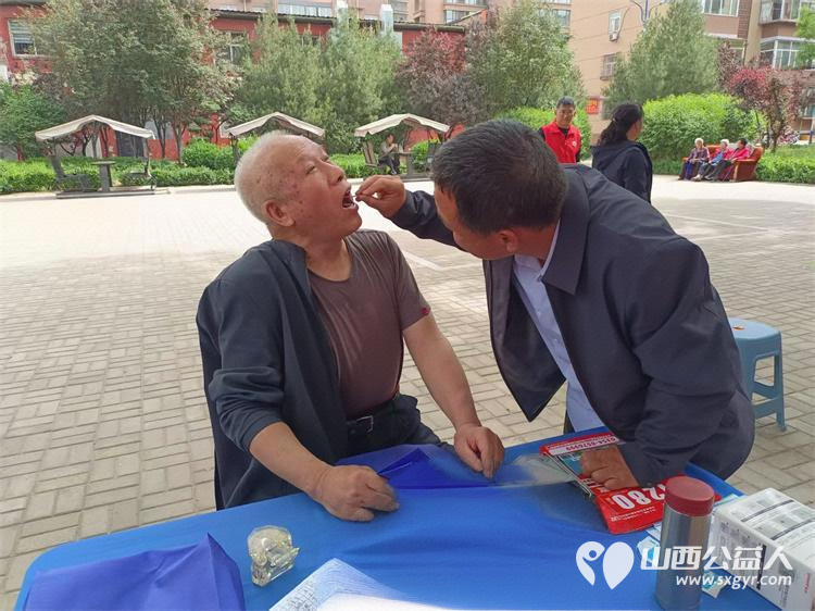 志愿服务进社区健康活动暖人心——介休市敬老协会志愿者4月30日在西关街道金融路社区为老人们爱心理发义诊 - 第40张 - 山西公益人 志愿服务进社区健康活动暖人心——介休市敬老协会志愿者4月30日在西关街道金融路社区为老人们爱心理发义诊 - 第40张