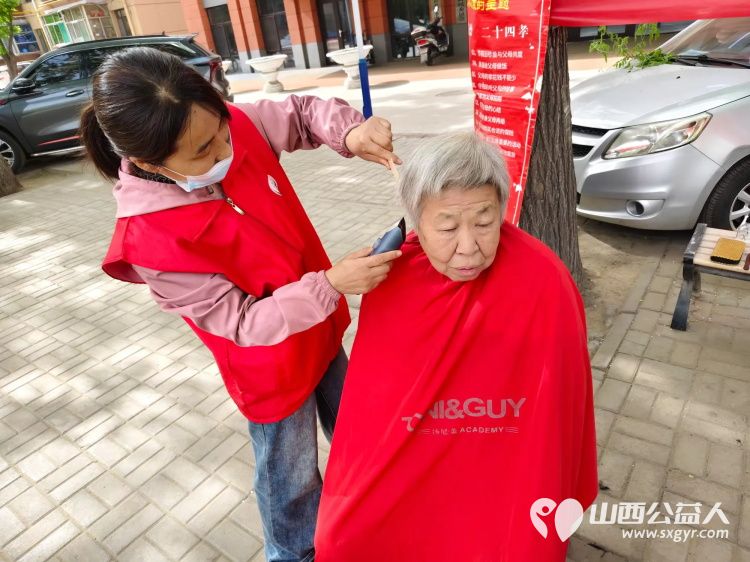 志愿服务进社区健康活动暖人心——介休市敬老协会志愿者4月30日在西关街道金融路社区为老人们爱心理发义诊 - 第22张 - 山西公益人 志愿服务进社区健康活动暖人心——介休市敬老协会志愿者4月30日在西关街道金融路社区为老人们爱心理发义诊 - 第22张
