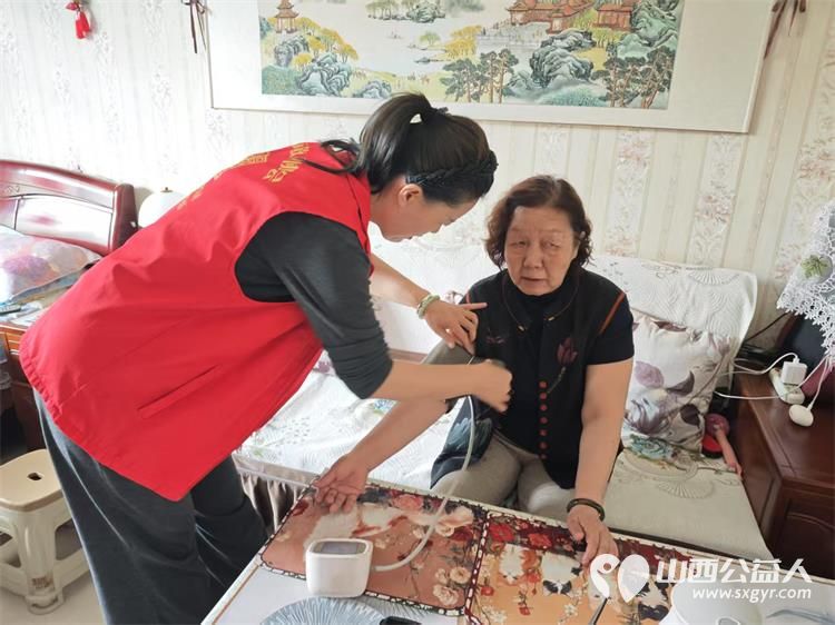 志愿服务进社区健康活动暖人心——介休市敬老协会志愿者4月30日在西关街道金融路社区为老人们爱心理发义诊 - 第30张 - 山西公益人 志愿服务进社区健康活动暖人心——介休市敬老协会志愿者4月30日在西关街道金融路社区为老人们爱心理发义诊 - 第30张