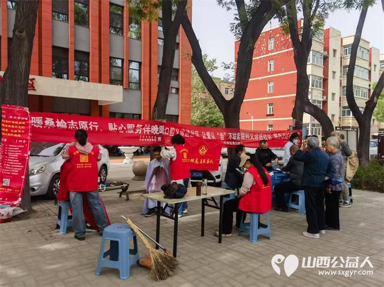 志愿服务进社区健康活动暖人心——介休市敬老协会志愿者4月30日在西关街道金融路社区为老人们爱心理发义诊 - 第7张 - 山西公益人 志愿服务进社区健康活动暖人心——介休市敬老协会志愿者4月30日在西关街道金融路社区为老人们爱心理发义诊 - 第7张