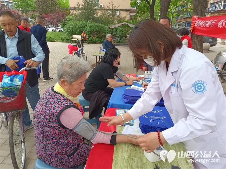 志愿服务进社区健康活动暖人心——介休市敬老协会志愿者4月30日在西关街道金融路社区为老人们爱心理发义诊 - 第49张 - 山西公益人 志愿服务进社区健康活动暖人心——介休市敬老协会志愿者4月30日在西关街道金融路社区为老人们爱心理发义诊 - 第49张