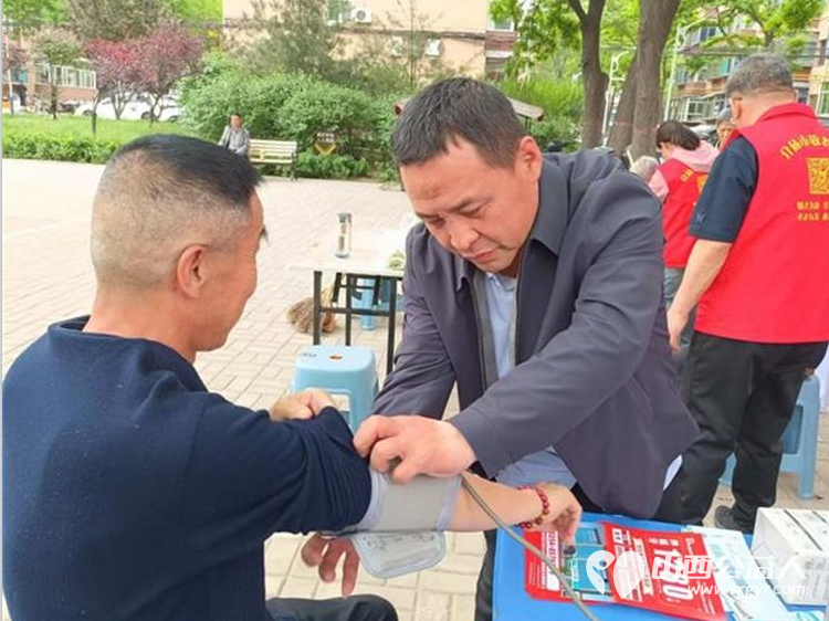 志愿服务进社区健康活动暖人心——介休市敬老协会志愿者4月30日在西关街道金融路社区为老人们爱心理发义诊 - 第47张 - 山西公益人 志愿服务进社区健康活动暖人心——介休市敬老协会志愿者4月30日在西关街道金融路社区为老人们爱心理发义诊 - 第47张