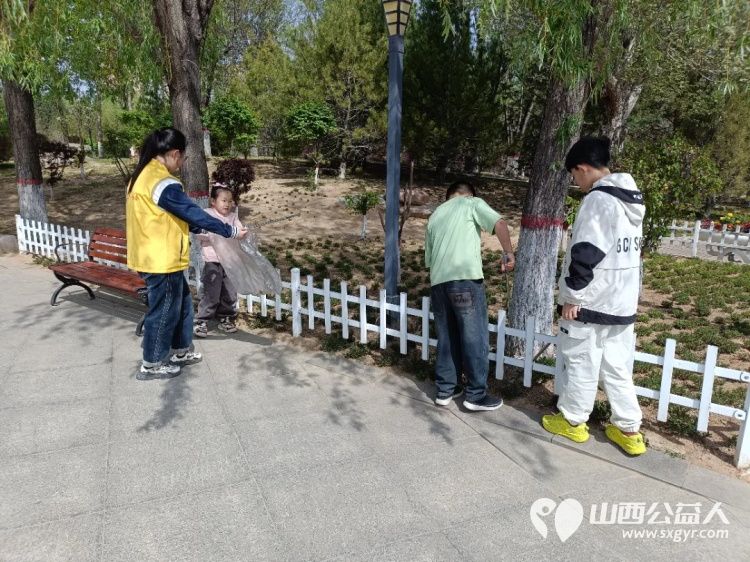 吕梁市岚县公益365爱心协会东村社区儿童服务站以五四精神点亮代际传承实践新篇将青年担当传递给社区儿童 - 第5张 - 山西公益人 吕梁市岚县公益365爱心协会东村社区儿童服务站以五四精神点亮代际传承实践新篇将青年担当传递给社区儿童 - 第5张