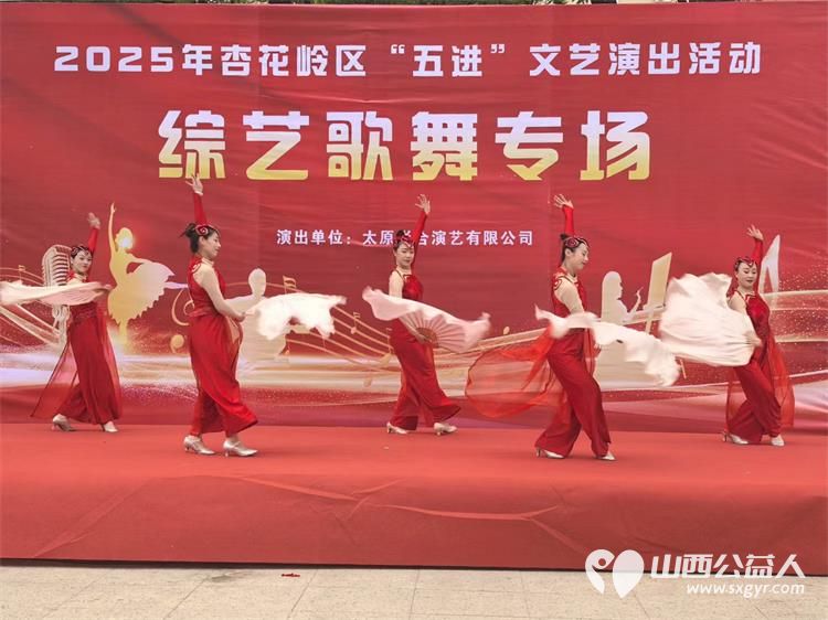 太原市山西省军区社区联合杏花岭区文旅局特邀太原彬合演艺有限公司五一和五四特别节日开展文艺汇演为居民献上了一场精彩纷呈的文化盛宴 - 第4张