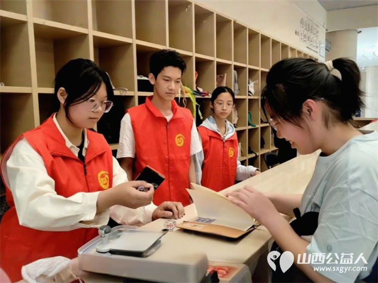 市博物馆里,有一抹耀眼的“红”记临汾市护苗爱心志愿服务队在临汾市博物馆为游客服务 - 第5张 - 山西公益人 市博物馆里,有一抹耀眼的“红”记临汾市护苗爱心志愿服务队在临汾市博物馆为游客服务 - 第5张