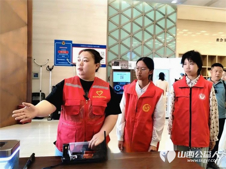 市博物馆里,有一抹耀眼的“红”记临汾市护苗爱心志愿服务队在临汾市博物馆为游客服务 - 第1张 - 山西公益人 市博物馆里,有一抹耀眼的“红”记临汾市护苗爱心志愿服务队在临汾市博物馆为游客服务 - 第1张