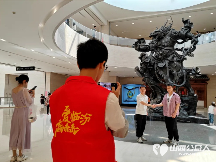 市博物馆里,有一抹耀眼的“红”记临汾市护苗爱心志愿服务队在临汾市博物馆为游客服务 - 第3张 - 山西公益人 市博物馆里,有一抹耀眼的“红”记临汾市护苗爱心志愿服务队在临汾市博物馆为游客服务 - 第3张