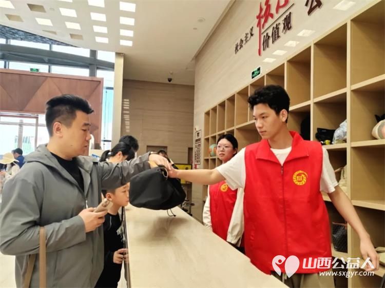 市博物馆里,有一抹耀眼的“红”记临汾市护苗爱心志愿服务队在临汾市博物馆为游客服务 - 第4张 - 山西公益人 市博物馆里,有一抹耀眼的“红”记临汾市护苗爱心志愿服务队在临汾市博物馆为游客服务 - 第4张