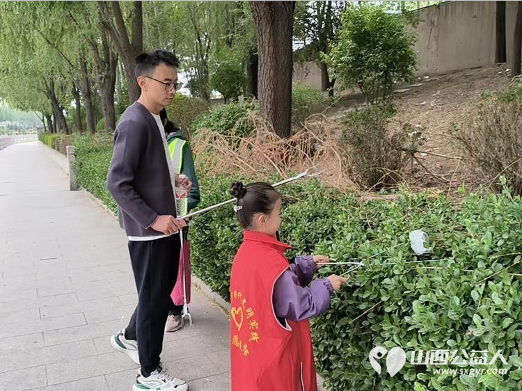 文峪河畔五四青年共筑绿色屏障 文水县爱心帮扶志愿者协会组织文明实践活动----保护文峪河捡拾白色垃圾 - 第5张 - 山西公益人 文峪河畔五四青年共筑绿色屏障 文水县爱心帮扶志愿者协会组织文明实践活动----保护文峪河捡拾白色垃圾 - 第5张