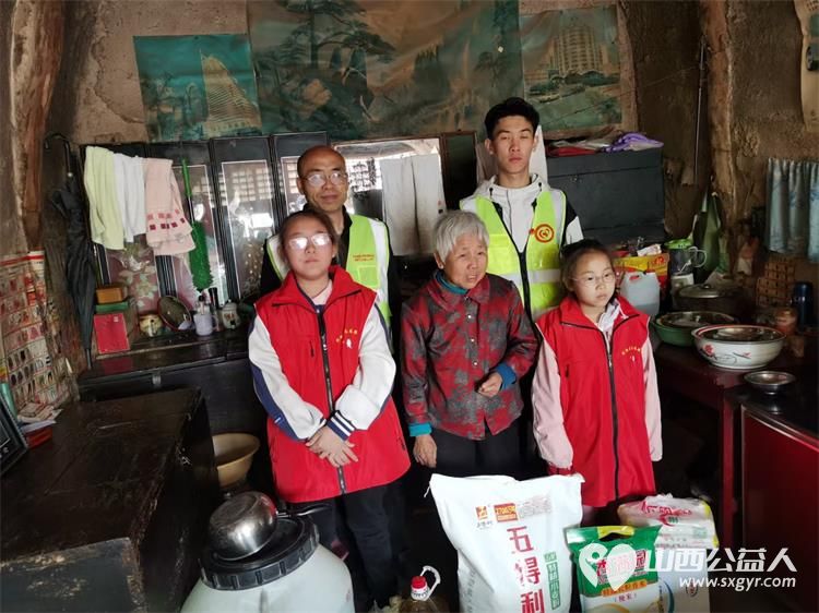慰问困境家庭文水县爱心帮扶志愿者协会在劳动节期间一起前往北峪口对困境人群进行走访慰问 - 第9张 - 山西公益人 慰问困境家庭文水县爱心帮扶志愿者协会在劳动节期间一起前往北峪口对困境人群进行走访慰问 - 第9张