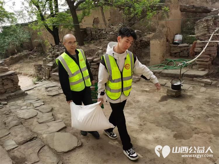 慰问困境家庭文水县爱心帮扶志愿者协会在劳动节期间一起前往北峪口对困境人群进行走访慰问 - 第4张 - 山西公益人 慰问困境家庭文水县爱心帮扶志愿者协会在劳动节期间一起前往北峪口对困境人群进行走访慰问 - 第4张