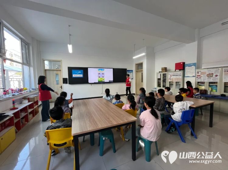 五四薪火燃童心追光少年筑梦行 吕梁市离石区青年志愿者协会走进儿童服务站为孩子们筹备了一场《传承五四薪火 青春筑梦未来》主题活动 - 第3张 - 山西公益人 五四薪火燃童心追光少年筑梦行 吕梁市离石区青年志愿者协会走进儿童服务站为孩子们筹备了一场《传承五四薪火 青春筑梦未来》主题活动 - 第3张