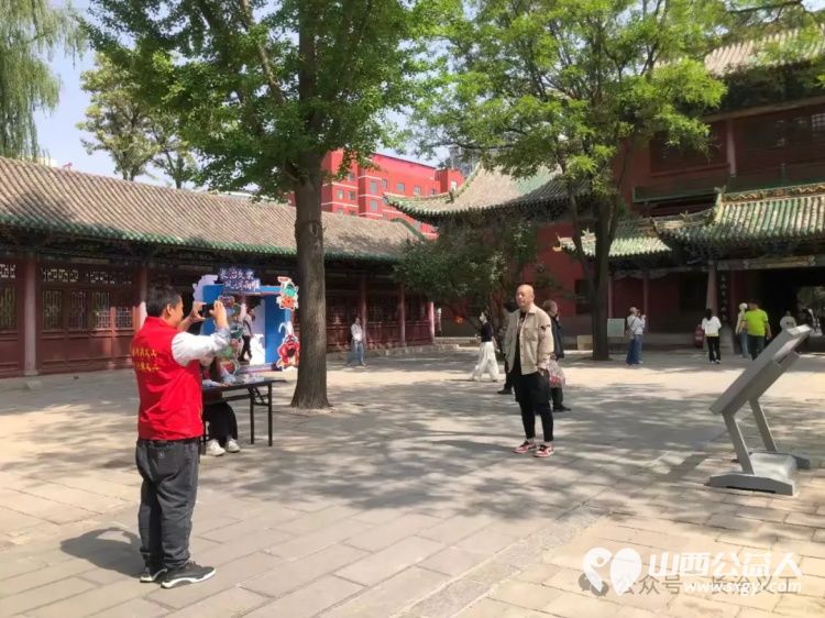 长治义工五一劳动节假期组织义工在潞安府城隍庙帮助游客开展旅游服务活动 - 第17张 - 山西公益人 长治义工五一劳动节假期组织义工在潞安府城隍庙帮助游客开展旅游服务活动 - 第17张