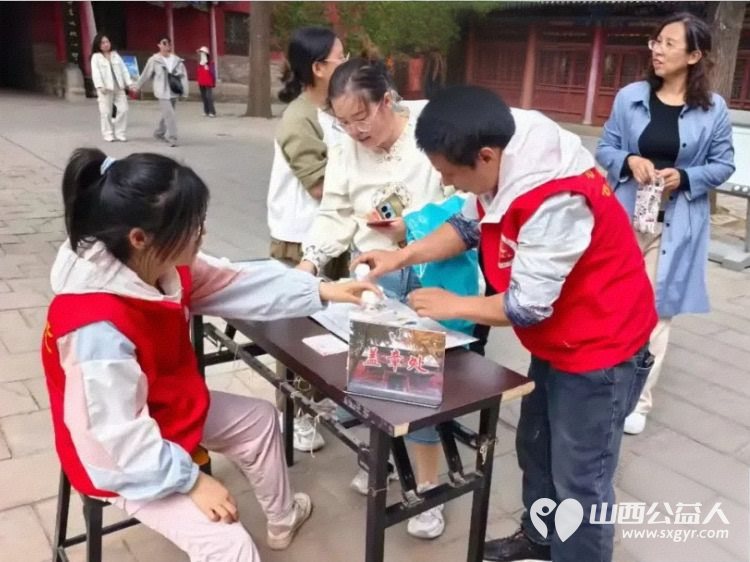 长治义工五一劳动节假期组织义工在潞安府城隍庙帮助游客开展旅游服务活动 - 第15张 - 山西公益人 长治义工五一劳动节假期组织义工在潞安府城隍庙帮助游客开展旅游服务活动 - 第15张