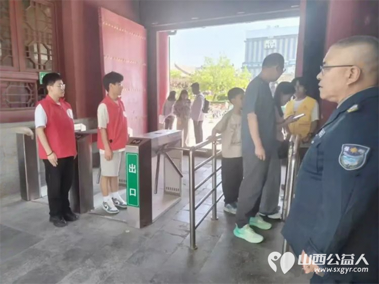 长治义工五一劳动节假期组织义工在潞安府城隍庙帮助游客开展旅游服务活动 - 第16张 - 山西公益人 长治义工五一劳动节假期组织义工在潞安府城隍庙帮助游客开展旅游服务活动 - 第16张