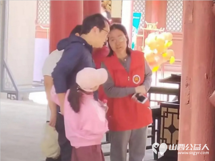 长治义工五一劳动节假期组织义工在潞安府城隍庙帮助游客开展旅游服务活动 - 第13张 - 山西公益人 长治义工五一劳动节假期组织义工在潞安府城隍庙帮助游客开展旅游服务活动 - 第13张