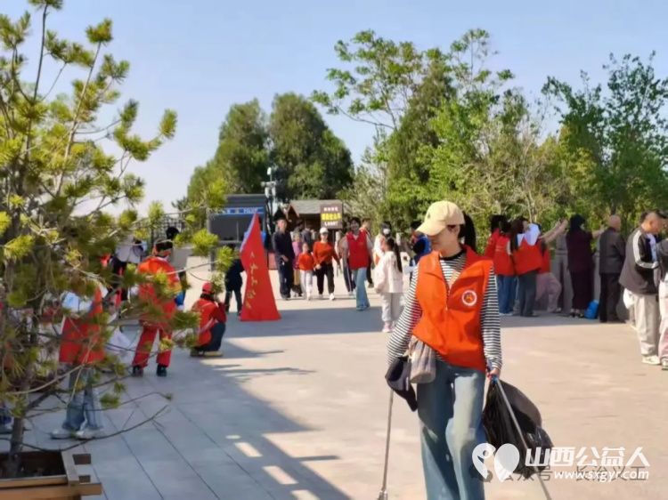 五一环保登山活动总结 长治市义工协会组织义工志愿者60余名赴老顶山景区开展登山捡拾垃圾活动 - 第10张 - 山西公益人 五一环保登山活动总结 长治市义工协会组织义工志愿者60余名赴老顶山景区开展登山捡拾垃圾活动 - 第10张