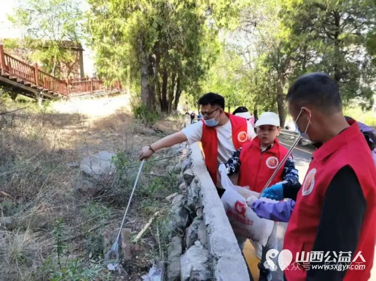 五一环保登山活动总结 长治市义工协会组织义工志愿者60余名赴老顶山景区开展登山捡拾垃圾活动 - 第9张 - 山西公益人 五一环保登山活动总结 长治市义工协会组织义工志愿者60余名赴老顶山景区开展登山捡拾垃圾活动 - 第9张