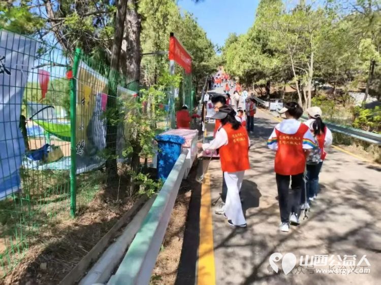 五一环保登山活动总结 长治市义工协会组织义工志愿者60余名赴老顶山景区开展登山捡拾垃圾活动 - 第11张 - 山西公益人 五一环保登山活动总结 长治市义工协会组织义工志愿者60余名赴老顶山景区开展登山捡拾垃圾活动 - 第11张