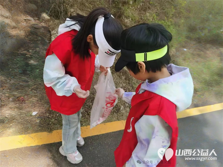 五一环保登山活动总结 长治市义工协会组织义工志愿者60余名赴老顶山景区开展登山捡拾垃圾活动 - 第6张 - 山西公益人 五一环保登山活动总结 长治市义工协会组织义工志愿者60余名赴老顶山景区开展登山捡拾垃圾活动 - 第6张