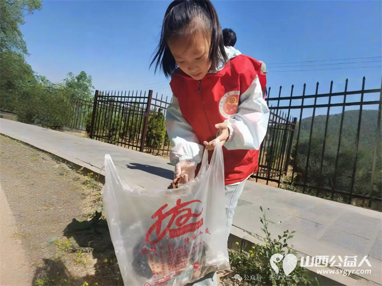 五一环保登山活动总结 长治市义工协会组织义工志愿者60余名赴老顶山景区开展登山捡拾垃圾活动 - 第5张 - 山西公益人 五一环保登山活动总结 长治市义工协会组织义工志愿者60余名赴老顶山景区开展登山捡拾垃圾活动 - 第5张