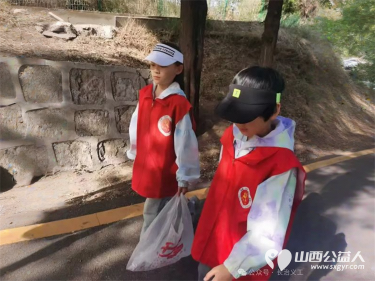 五一环保登山活动总结 长治市义工协会组织义工志愿者60余名赴老顶山景区开展登山捡拾垃圾活动 - 第7张 - 山西公益人 五一环保登山活动总结 长治市义工协会组织义工志愿者60余名赴老顶山景区开展登山捡拾垃圾活动 - 第7张