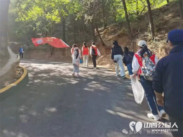 五一环保登山活动总结 长治市义工协会组织义工志愿者60余名赴老顶山景区开展登山捡拾垃圾活动 - 第3张 - 山西公益人 五一环保登山活动总结 长治市义工协会组织义工志愿者60余名赴老顶山景区开展登山捡拾垃圾活动 - 第3张