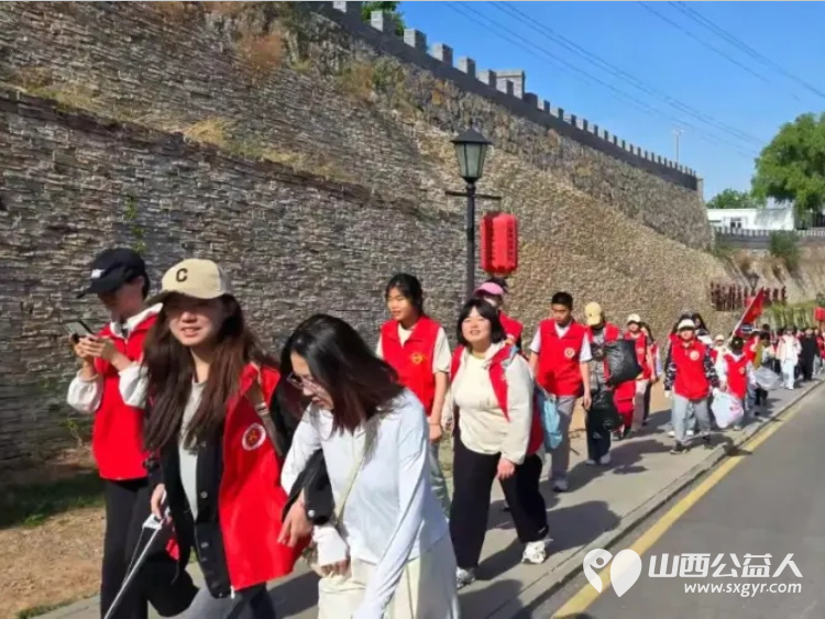 五一环保登山活动总结 长治市义工协会组织义工志愿者60余名赴老顶山景区开展登山捡拾垃圾活动 - 第2张 - 山西公益人 五一环保登山活动总结 长治市义工协会组织义工志愿者60余名赴老顶山景区开展登山捡拾垃圾活动 - 第2张