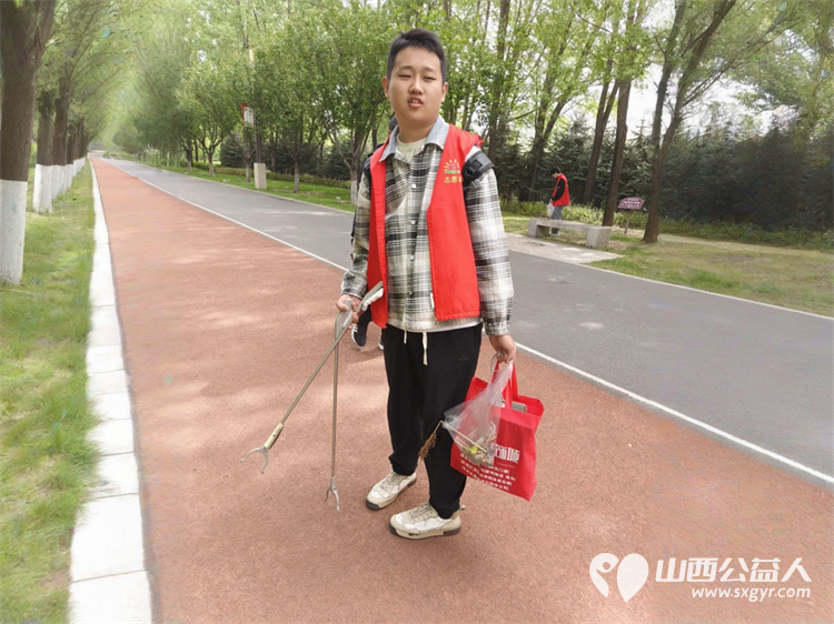 净美公园益路同行 长治市阳光困境儿童帮扶协会组织志愿者走进漳泽湖国家湿地公园开展净美公园捡垃圾活动 - 第2张