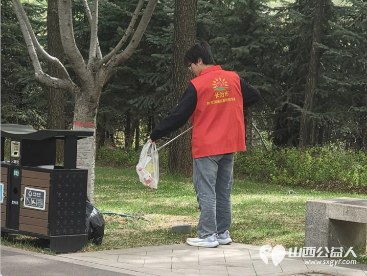 净美公园益路同行 长治市阳光困境儿童帮扶协会组织志愿者走进漳泽湖国家湿地公园开展净美公园捡垃圾活动 - 第4张